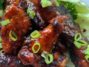 chicken+wings+in+BBQ+Sauce+topped+with+Scallion
