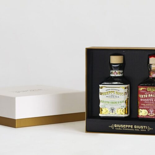 An elegant box containing the Balsamic Vinegar of Modena 3 Gold Medals and the new Giusti Extra Virgin Olive Oil. Each bottle contains 250ml.