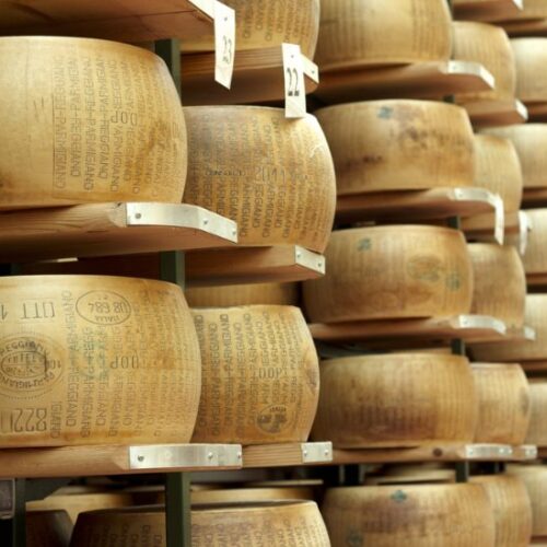 -QOYUQ3-Parmigiano-Reggiano-cheese-factory-tour